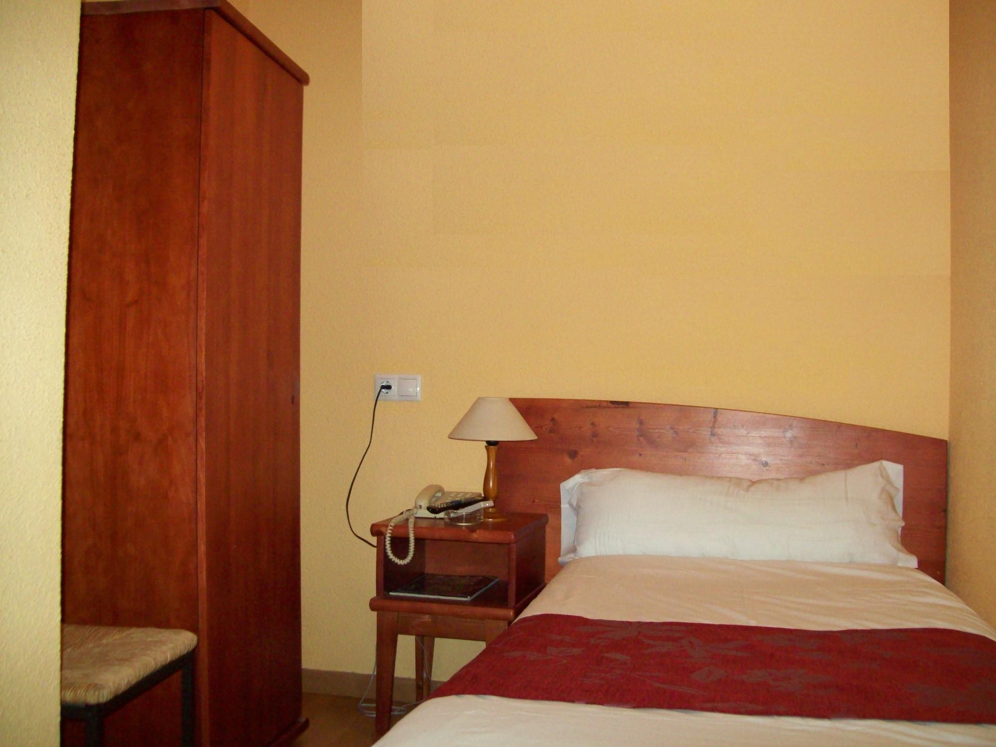 Hostal Restaurante Puerta Del Alcazar Ávila Luaran gambar